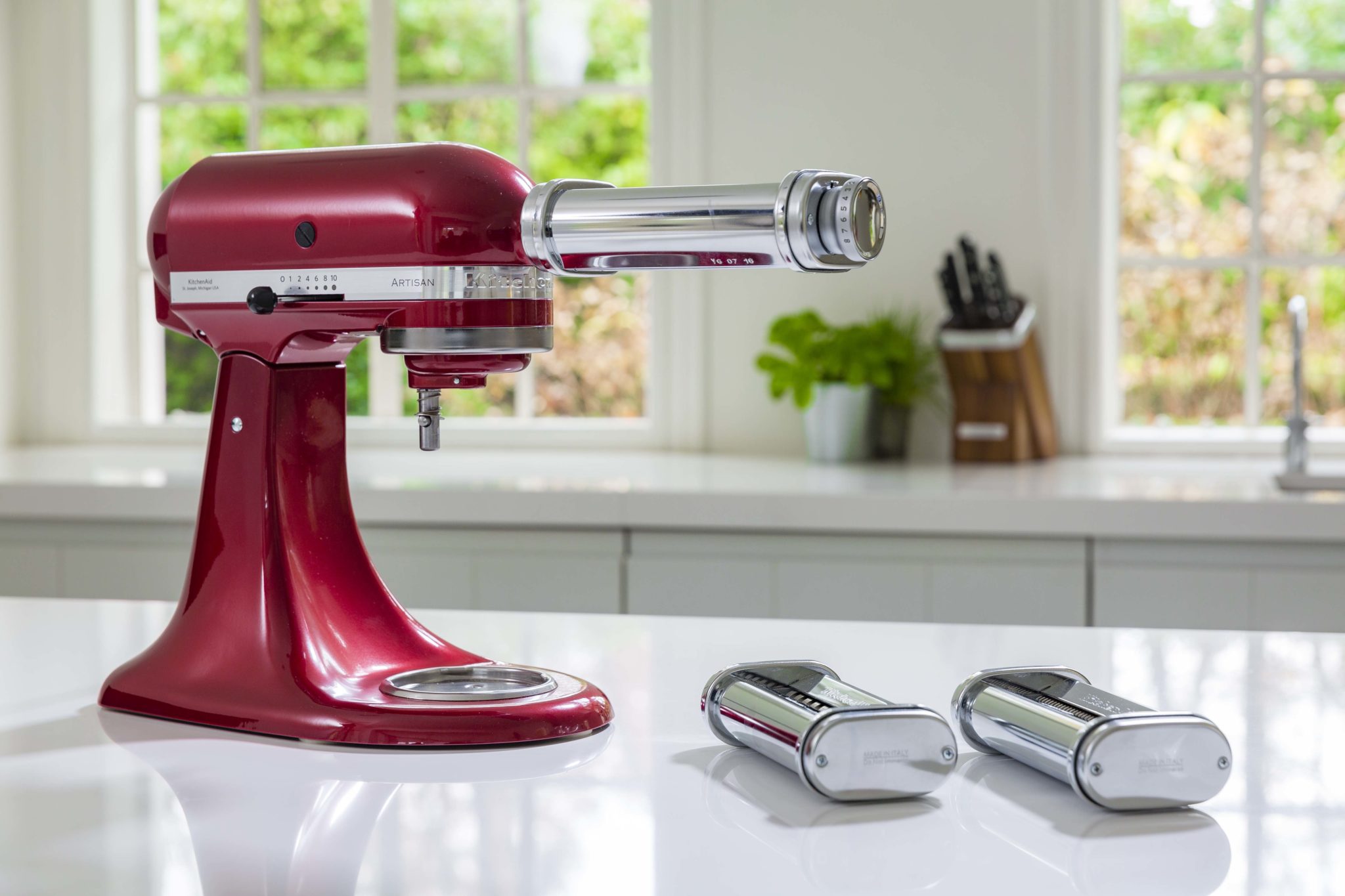 KitchenAid accessori: mani in pasta con il nuovo Robot da Cucina
