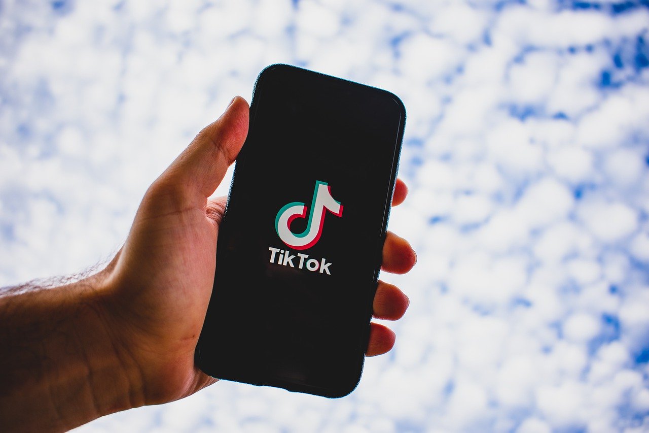 TikTok Italia: raggiunti i 100 milioni di utenti al mese in Europa